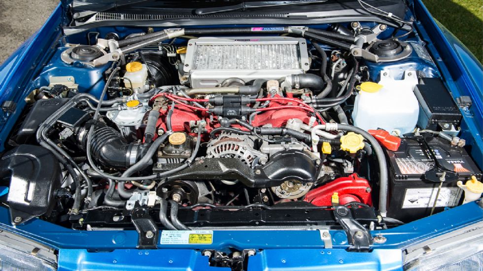 Κάτω από το καπό βρίσκεται ο EJ22, ένας turbo κινητήρας 2,2 λίτρων ισχύ που φτάνει στους 280 ίππους!